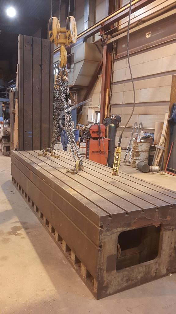 ROHOVÁ KONZOLA Délka stolu. 4000mm, šířka 1200mm, výška rohu 2400mm