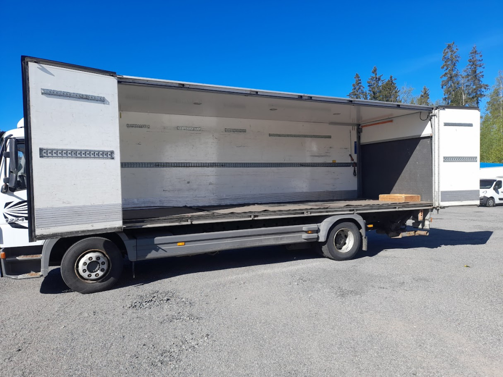 MERCEDES-BENZ Atego 1224 visiškai į šoną atsidarantis kėbulas+pl keltuvas