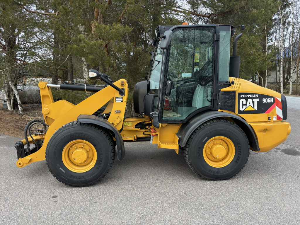 CATERPILLAR 906H + GREITA JUNGTIS + PAPILDOMAS HIDRAULIS + KAUŠAS IR SMIEGAI