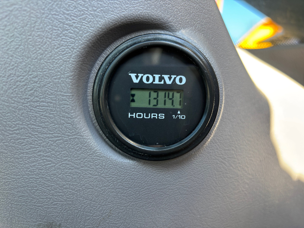VOLVO EC550EL + 750 mm roomikud + TÄISPIKKAD JUHKUD + KAKS HÜDRAULIKAajamit + määre kuva 17