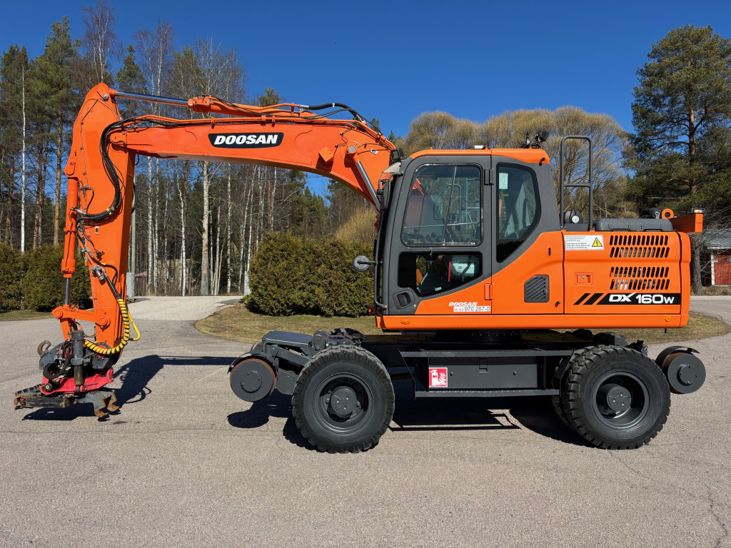 DOOSAN DX160W-3 PÁSOVÝ STROJ + TUK + OHRIEVAČ + PROBO INDEXATOR R6 S KLIEŠŤAMI