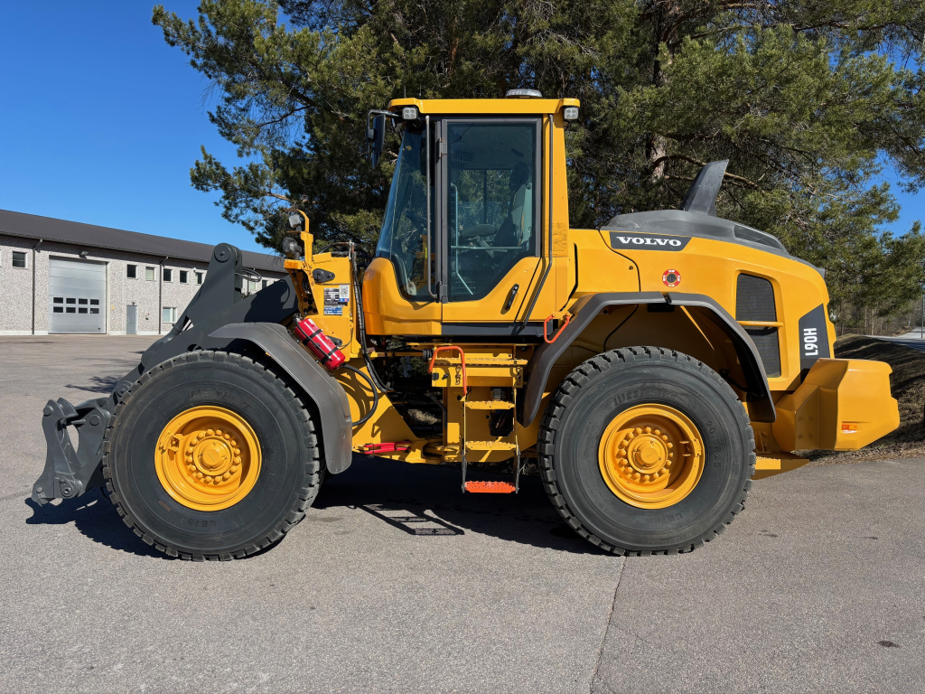VOLVO L90H + GYORS CSATLAKOZÓ + KIEGÉSZÍTŐ HIDRAULIKA + BSS + CDC + KIEGÉSZÍTŐ ELLENSÚLY + 100% GUMIK
