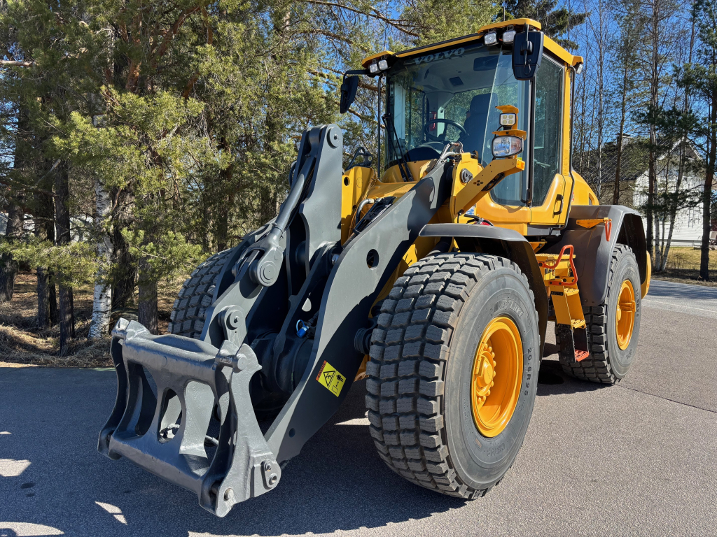 VOLVO L90H + ACOPLAMIENTO RÁPIDO + HIDRÁULICO ADICIONAL + BSS + CDC + CONTRAPESO ADICIONAL + NEUMÁTICOS 100% kuva 3