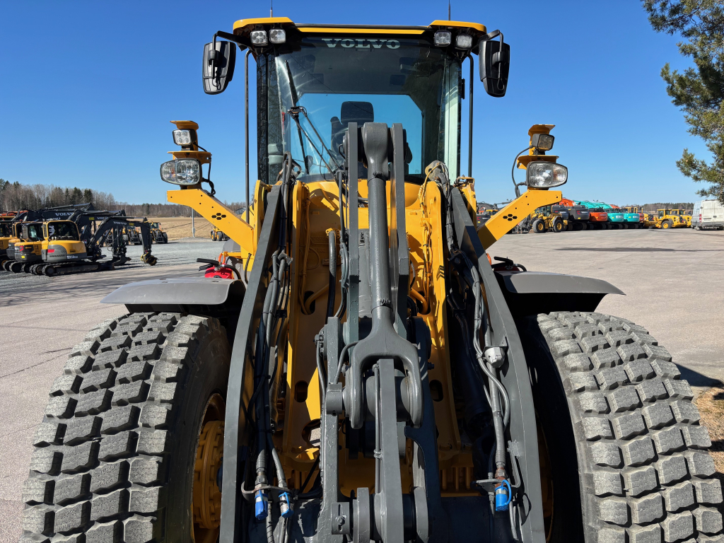 VOLVO L90H + ACOPLAMIENTO RÁPIDO + HIDRÁULICO ADICIONAL + BSS + CDC + CONTRAPESO ADICIONAL + NEUMÁTICOS 100% kuva 8
