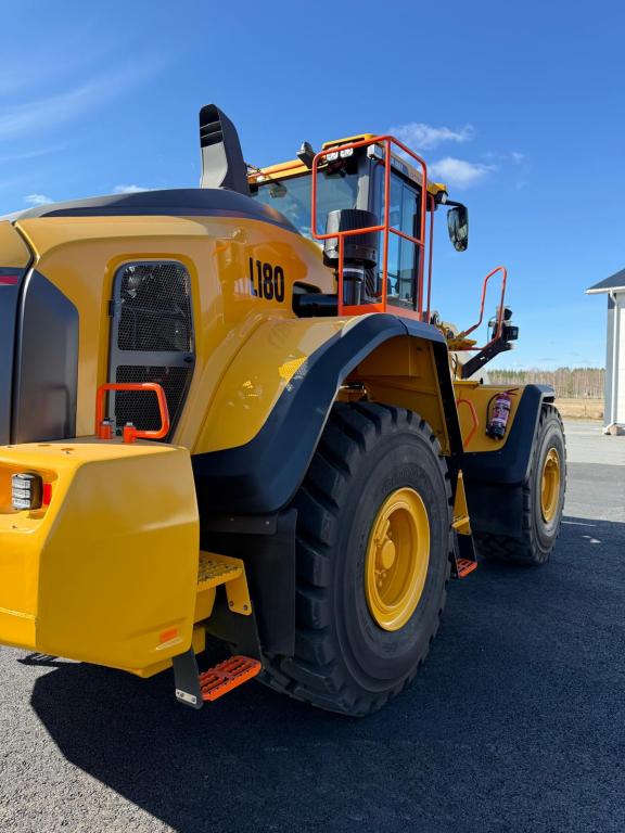 VOLVO L180K + GYORSCSATLAKOZÓ + KÉT KIEGÉSZÍTŐ HIDRAULIKA HAJTÁS + CDC KAROS KORMÁNYZÁS + TOVÁBBI ELLENSÚLY kuva 2