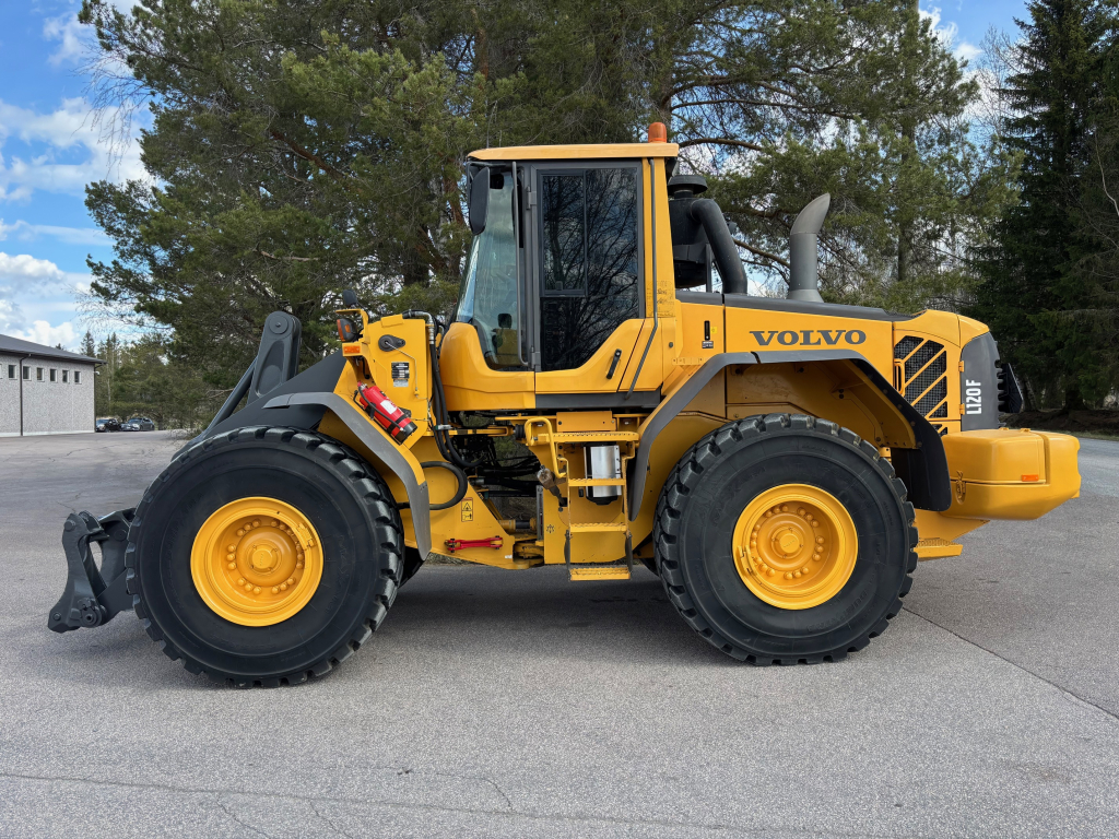 VOLVO L120F + ĀTRAIS SAVIENOTĀJS + DIVI PAPILDU HIDRAULISKIE PIEDZIŅI + BSS + EBERI + LOADMASTER SKALA