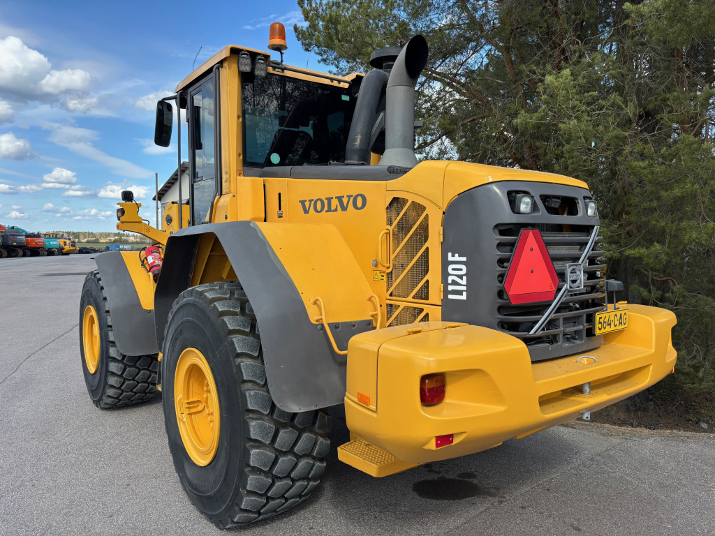 VOLVO L120F + QUICK CONNECTOR + TVÅ YTTERLIGARE HYDRAULISKA DRIFTER + BSS + EBERI + LOADMASTER SCALE kuva 2