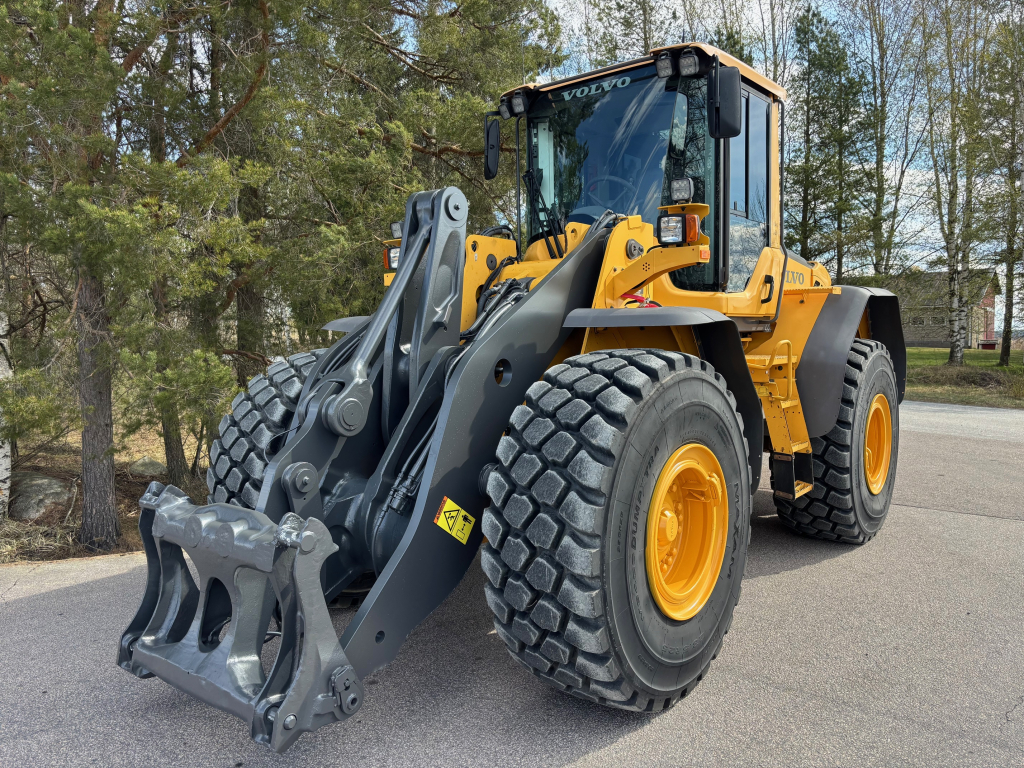 VOLVO L120F + QUICK CONNECTOR + TVÅ YTTERLIGARE HYDRAULISKA DRIFTER + BSS + EBERI + LOADMASTER SCALE kuva 3