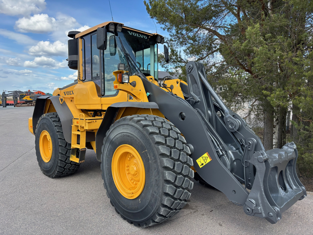 VOLVO L120F + QUICK CONNECTOR + TVÅ YTTERLIGARE HYDRAULISKA DRIFTER + BSS + EBERI + LOADMASTER SCALE kuva 5