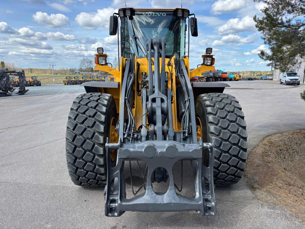 VOLVO L120F + QUICK CONNECTOR + TVÅ YTTERLIGARE HYDRAULISKA DRIFTER + BSS + EBERI + LOADMASTER SCALE kuva 7