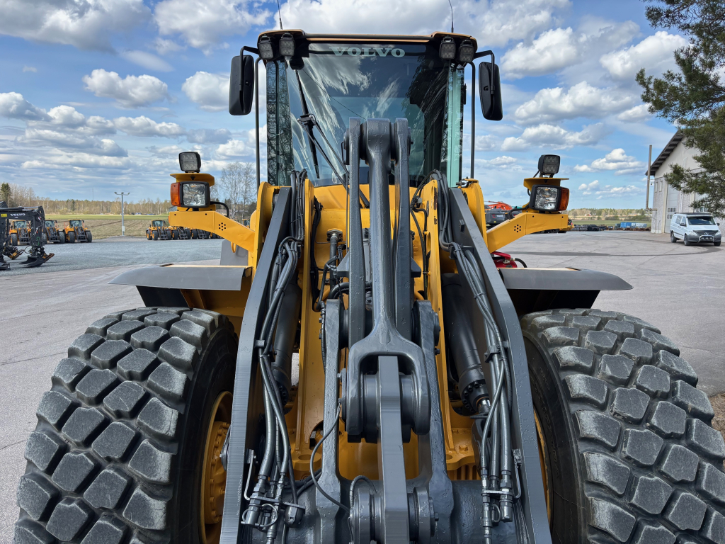 VOLVO L120F + QUICK CONNECTOR + TVÅ YTTERLIGARE HYDRAULISKA DRIFTER + BSS + EBERI + LOADMASTER SCALE kuva 8
