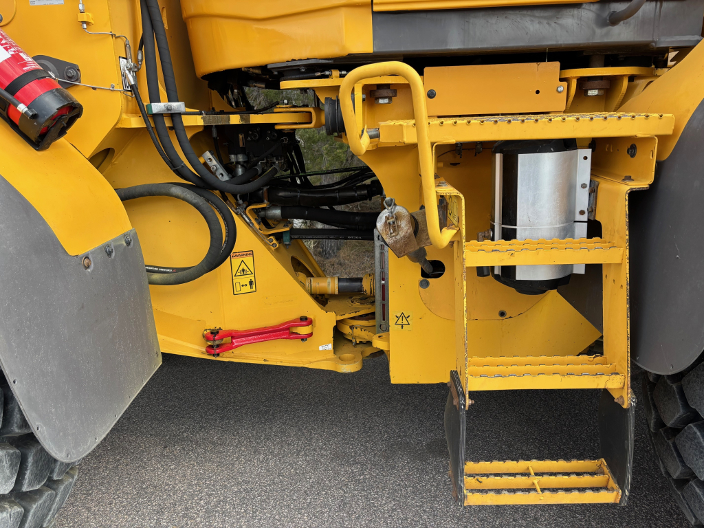 VOLVO L120F + QUICK CONNECTOR + TVÅ YTTERLIGARE HYDRAULISKA DRIFTER + BSS + EBERI + LOADMASTER SCALE kuva 10