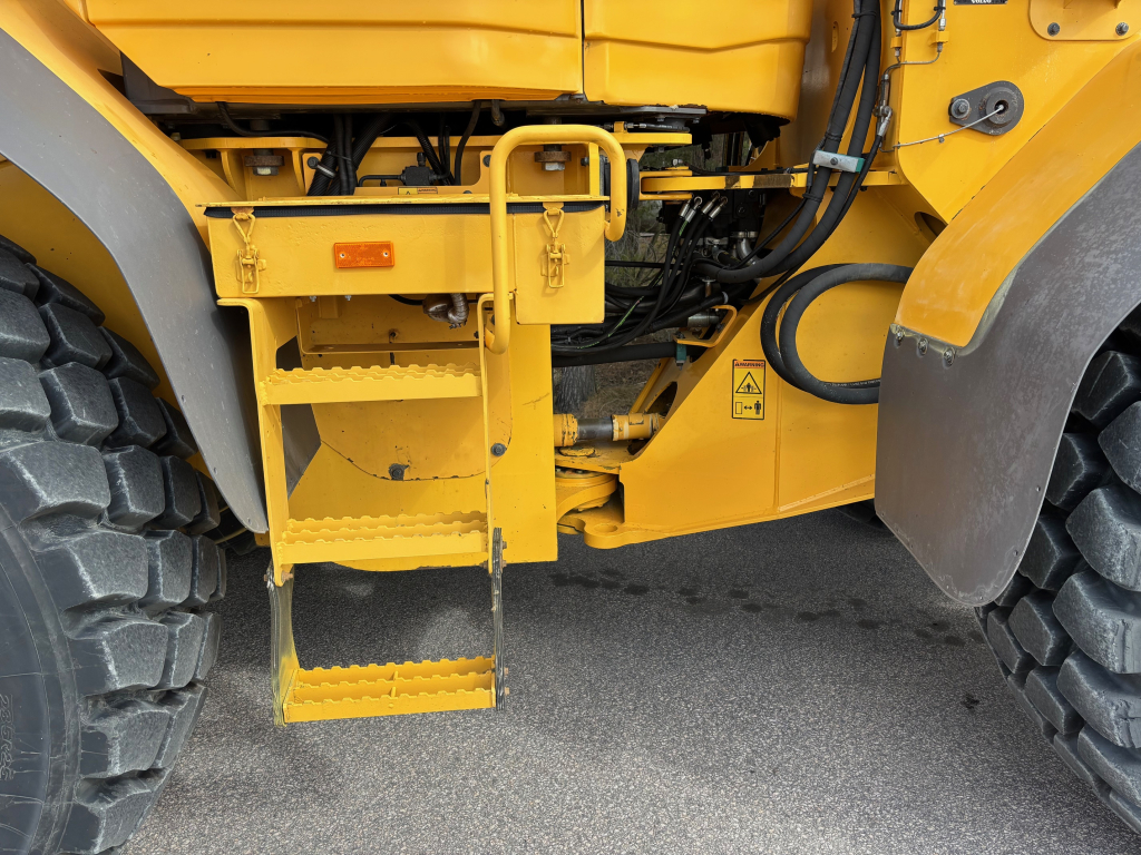 VOLVO L120F + QUICK CONNECTOR + TVÅ YTTERLIGARE HYDRAULISKA DRIFTER + BSS + EBERI + LOADMASTER SCALE kuva 11