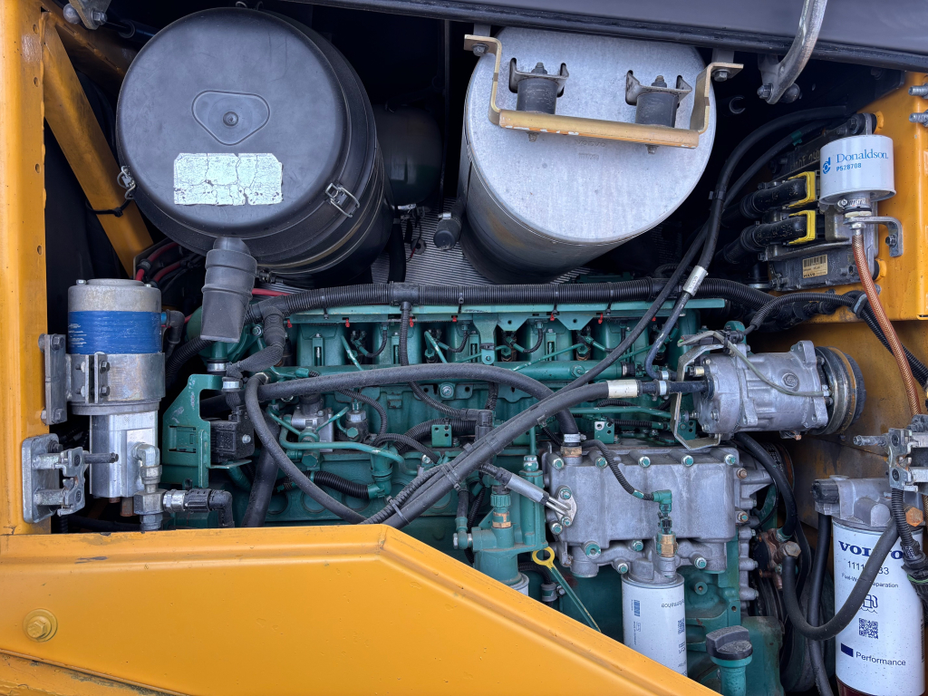 VOLVO L120F + QUICK CONNECTOR + TVÅ YTTERLIGARE HYDRAULISKA DRIFTER + BSS + EBERI + LOADMASTER SCALE kuva 12