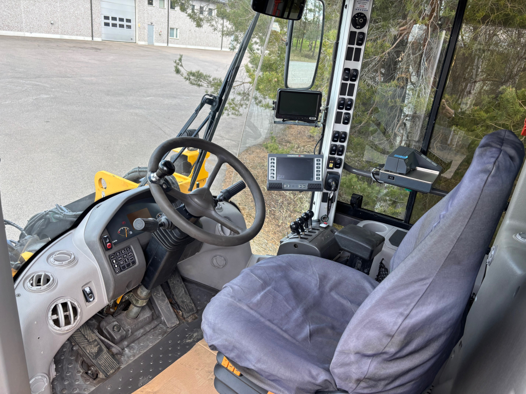 VOLVO L120F + QUICK CONNECTOR + TVÅ YTTERLIGARE HYDRAULISKA DRIFTER + BSS + EBERI + LOADMASTER SCALE kuva 14