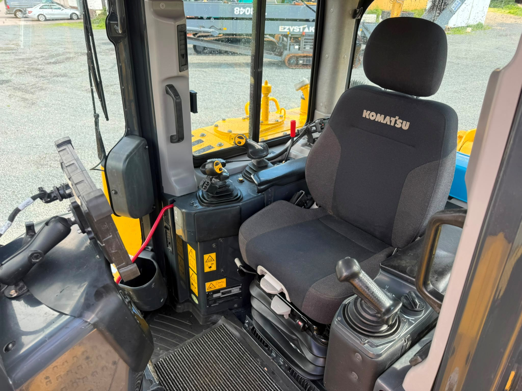 KOMATSU D155AX-8 + NÁRAZNÍK SU + RIPPER + EBERI + OVLÁDANIE STROJA TRIPLE kuva 9