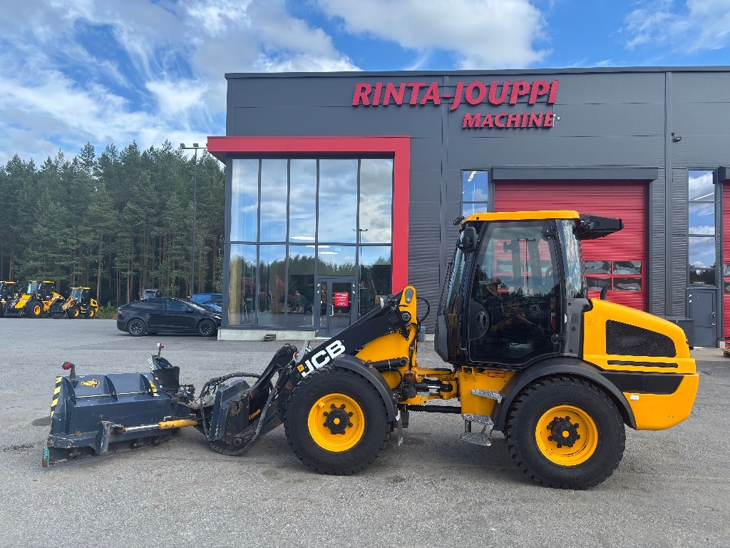 JCB 409 / Pflug, Schaufel, Sandstrahler, gute Reifen!
